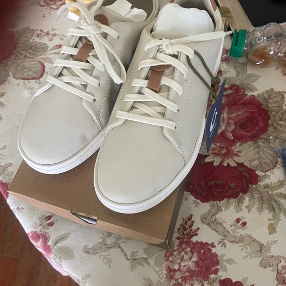 NWT in box Olukai Sneakers Women’s 6.5 Tapa light grey Leather Pehuea Li 'Ili - Picture 3 of 7